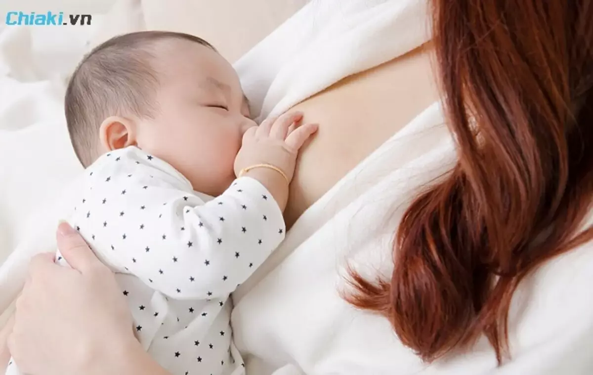 Phụ nữ sau sinh đang bị tắc tia sữa không nên dùng cốm lợi sữa
