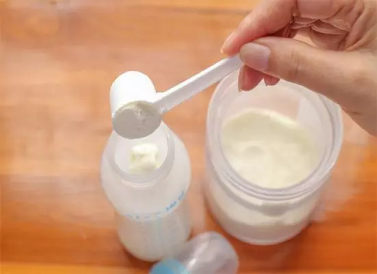 Lời khuyên cho mẹ để tránh pha thừa sữa công thức