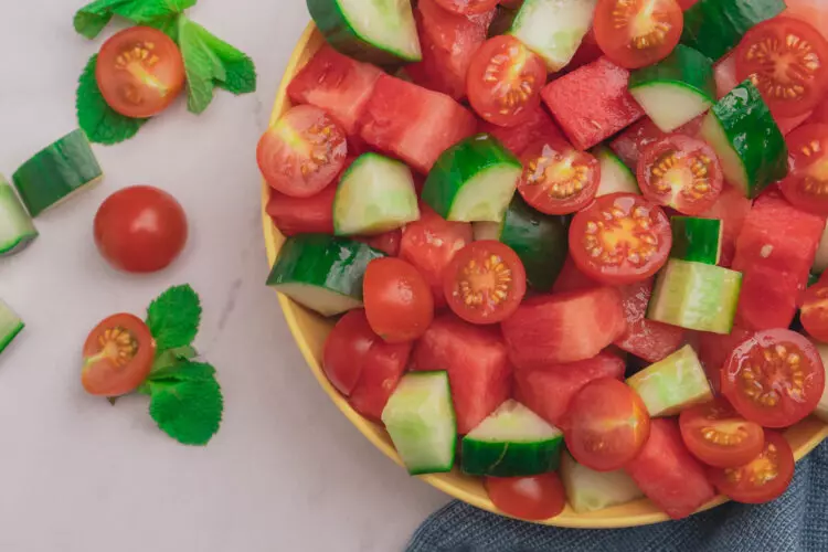Những thực phẩm giảm cân ít calo: Cà chua bi