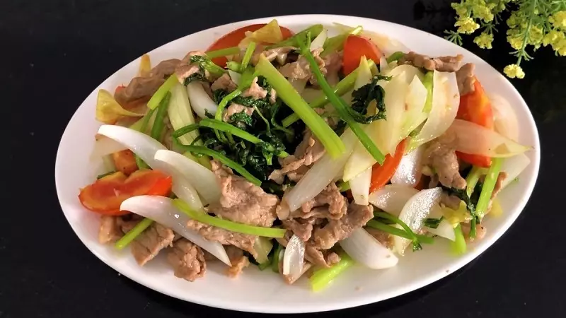 Bò xào rau cần, món ăn đơn giản đậm chất Việt Nam