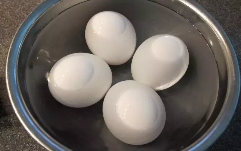 Quả trứng chìm xuống đáy ly hay nổi lưng lửng giữa ly nghĩa là trứng đó còn mới