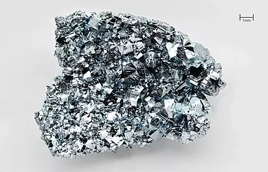 Tinh thể osmi, một kim loại nặng có khối lượng riêng lớn gấp hai lần chì