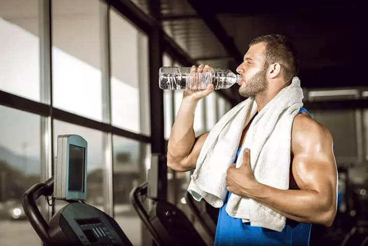 Bổ sung đủ nước khi tập Gym giúp cơ bắp phát triển khỏe mạnh