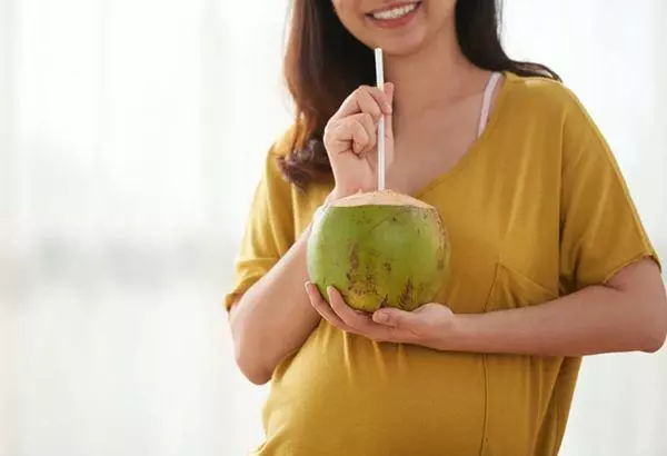 Bà bầu mấy tháng được uống nước dừa, uống bao nhiêu là tốt cho cả mẹ và bé? - 1