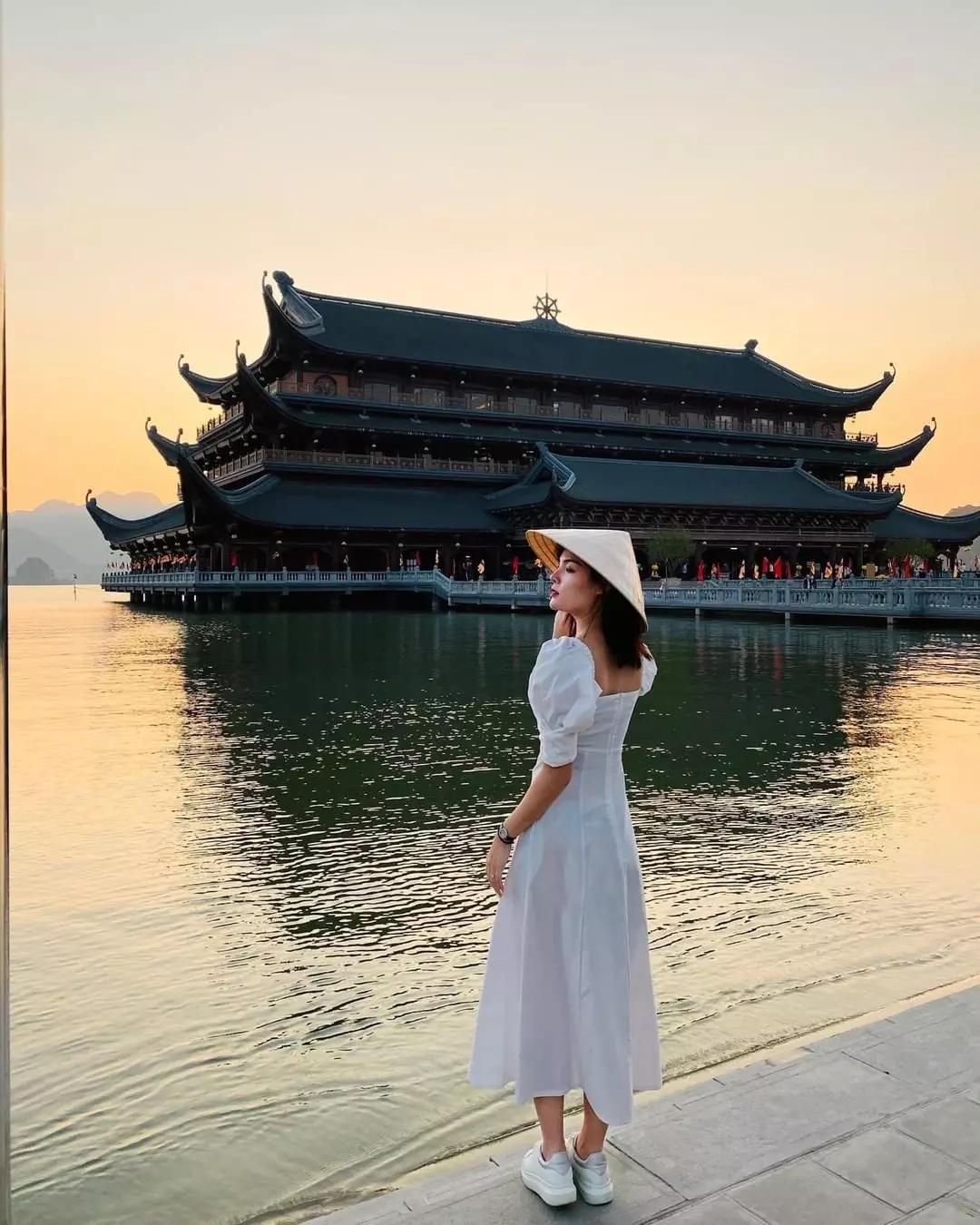 Người đẹp Trung Quốc gây bức xúc vì mặc phản cảm đến chốn linh thiêng