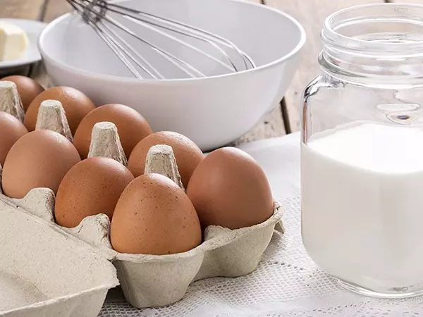 Khi da tay hay móng tay quá khô, bạn sẽ cần một loại mặt nạ dưỡng ẩm thần kì như trứng và sữa