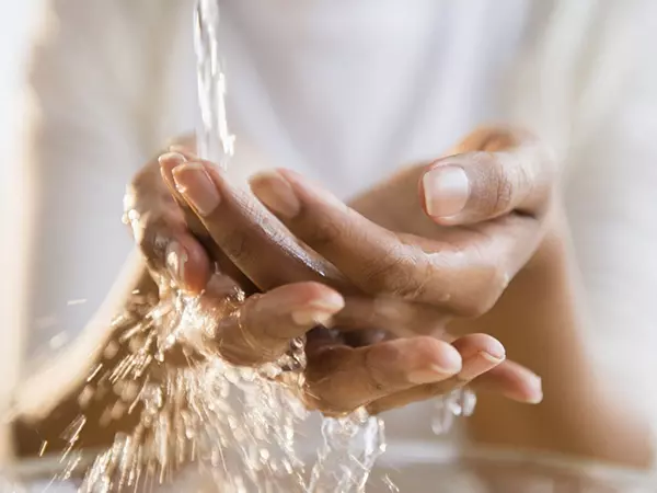 Rửa tay quá nhiều cũng có thể ảnh hưởng đến sức khỏe của bộ móng