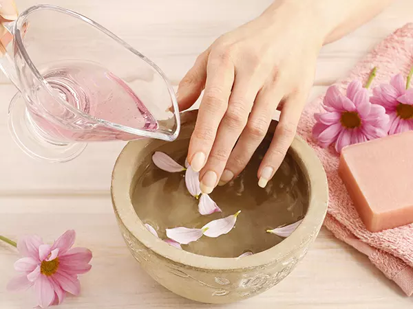 Giữ gìn vệ sinh cho móng tay là cách giúp bạn duy trì bộ móng khỏe mạnh, trắng xinh, gọn gàng