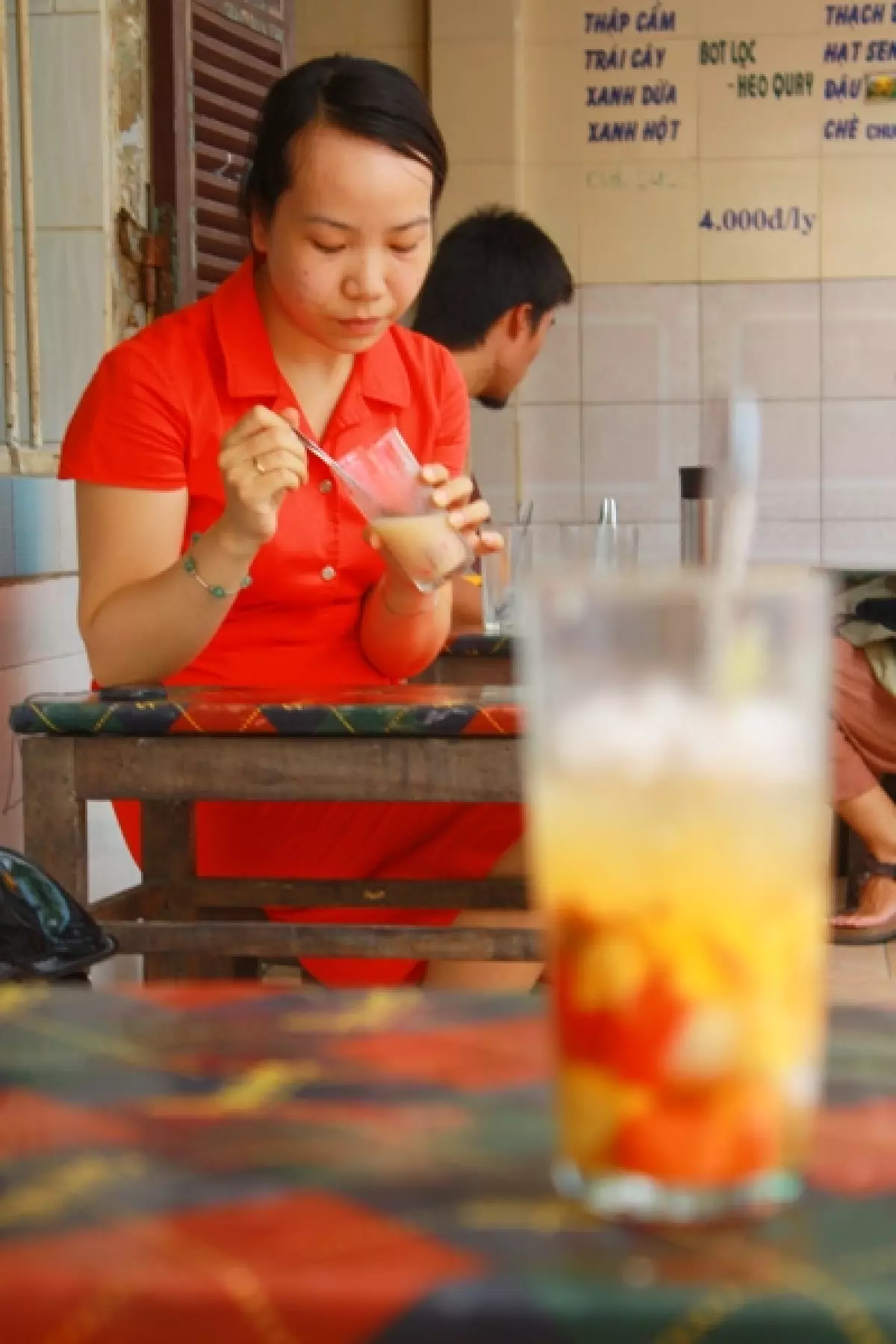 A glass of chè with ice can cool down a hot summer day in Huế.