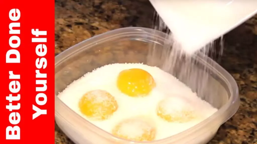 Trứng muối bạn có thể ăn cháo, thậm chí là thay gia vị muối cho một số món ăn