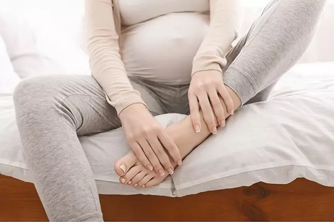 Nhức mỏi chân tay, phù nề và sốc phản vệ là tác hại phổ biến khi mẹ ăn đu đủ xanh ở 3 tháng cuối